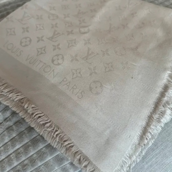 Authentic Louis Vuitton vintage scarf - Picture 4 of 15
